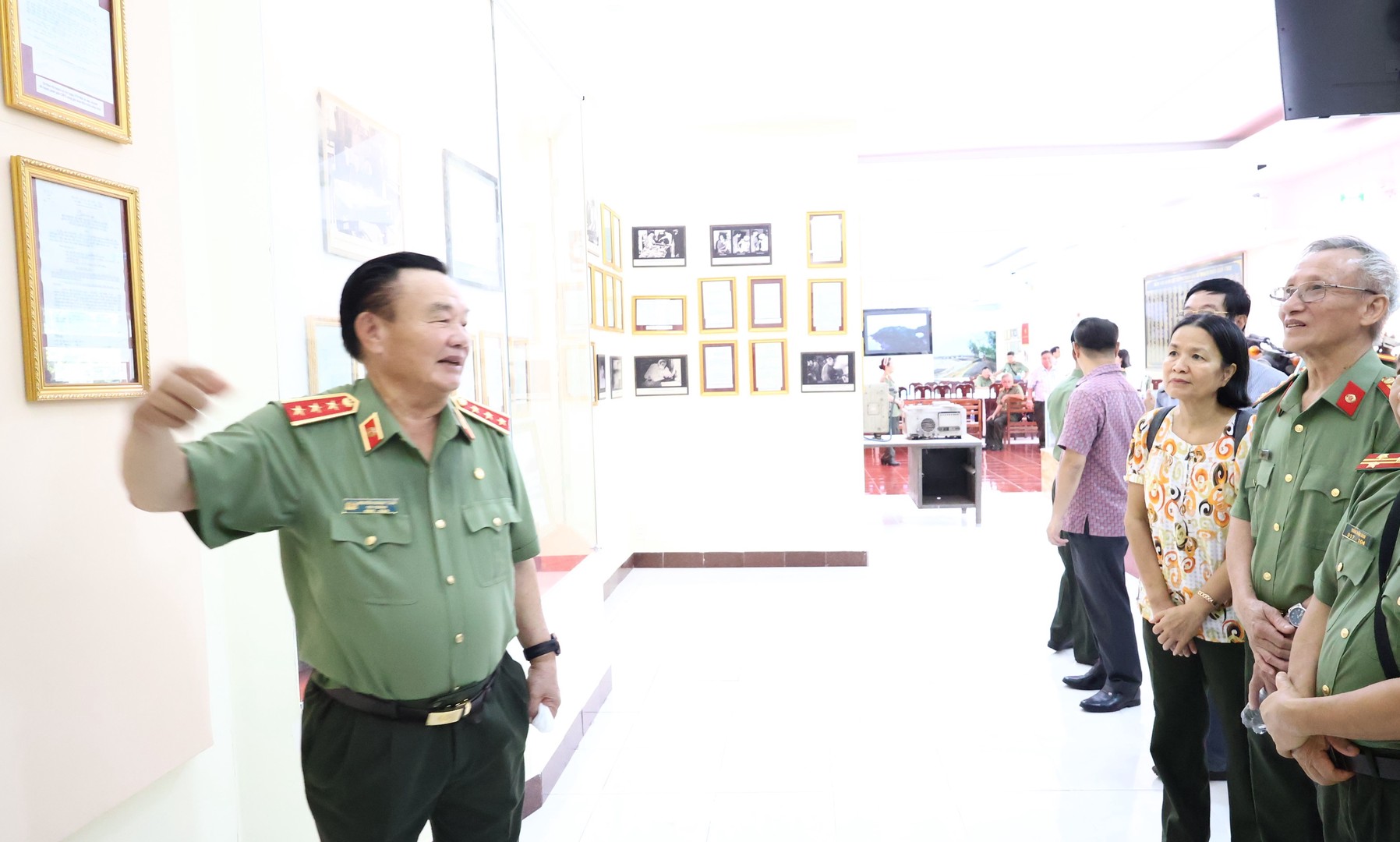 1. Thượng tướng Nguyễn Khánh Toàn cùng đoàn đại biểu ôn lại những thành tích, những chiến công và những kỷ niệm đáng nhớ trong quá trình đấu tranh Chuyên án CM12.jpg