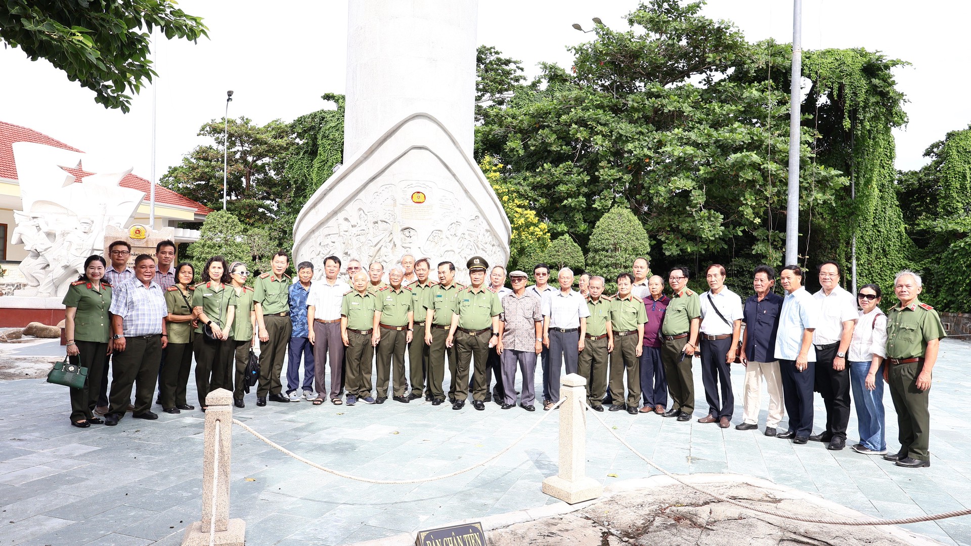 Thượng tướng Nguyễn Khánh Toàn cùng các đồng chí nguyên lãnh đạo Cục An ninh kinh tế, Bộ Công an ôn lại lịch sử vẻ vang Chiến thắng CM12.jpg