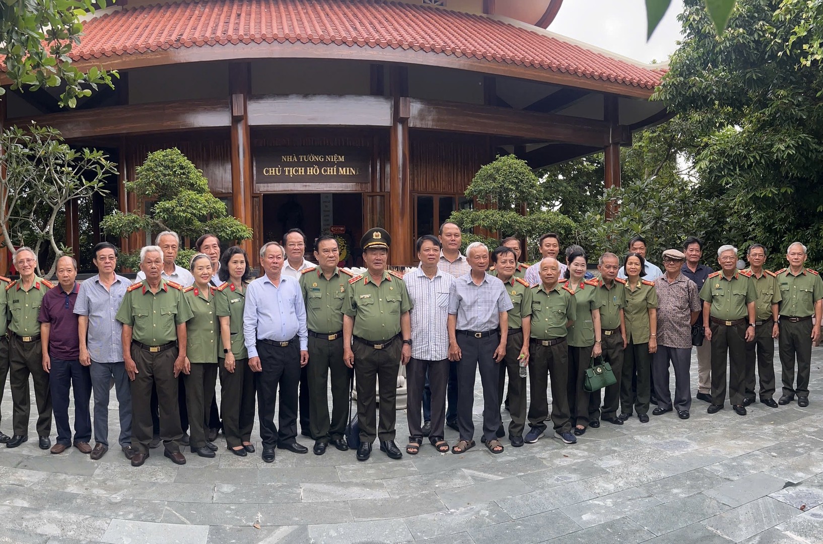 Thượng tướng Nguyễn Khánh Toàn cùng các đồng chí nguyên lãnh đạo Cục An ninh kinh tế, Bộ Công an chụp ảnh lưu niệm tại nhà tưởng niệm Chủ tịch Hồ Chí Minh.jpg