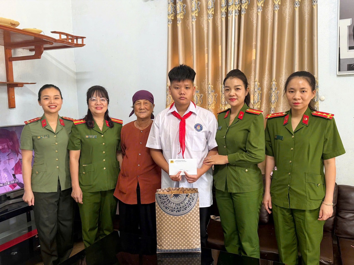 anh-tham-tang-qua-con-do-dau-truoc-them-dau-nam-hoc-moi.jpg