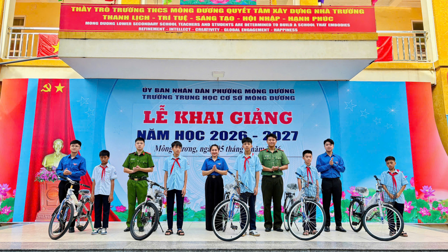 cong-an-phuong-mong-duong-phoi-hop-tang-qua-cho-hoc-sinh-co-hoan-canh-kho-khan-nhan-dip-khai-giang.jpg