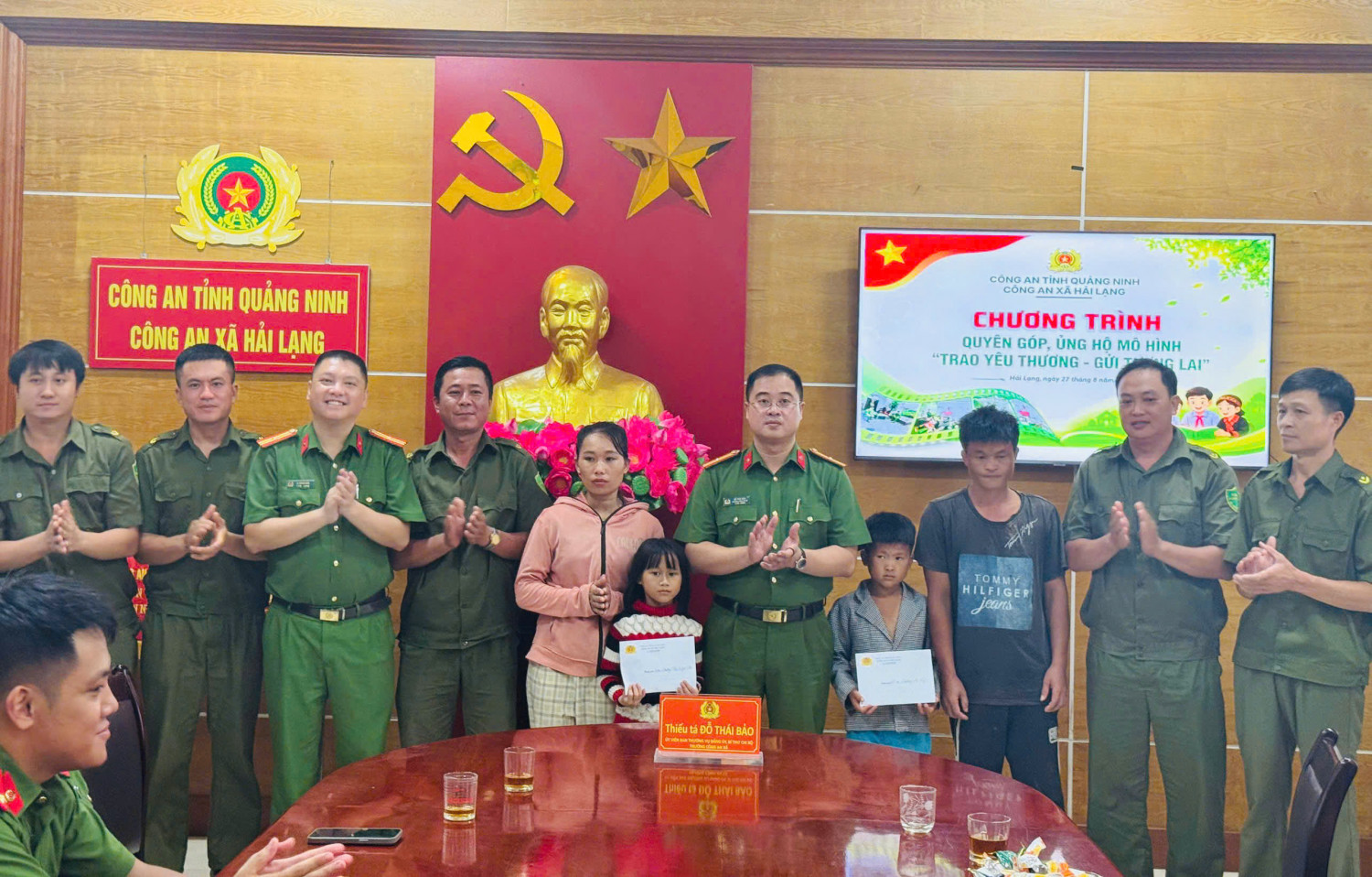 cong-an-xa-trao-toan-bo-kinh-phi-ho-tro-cho-02-em-hoc-sinh-va-gia-dinh.jpg