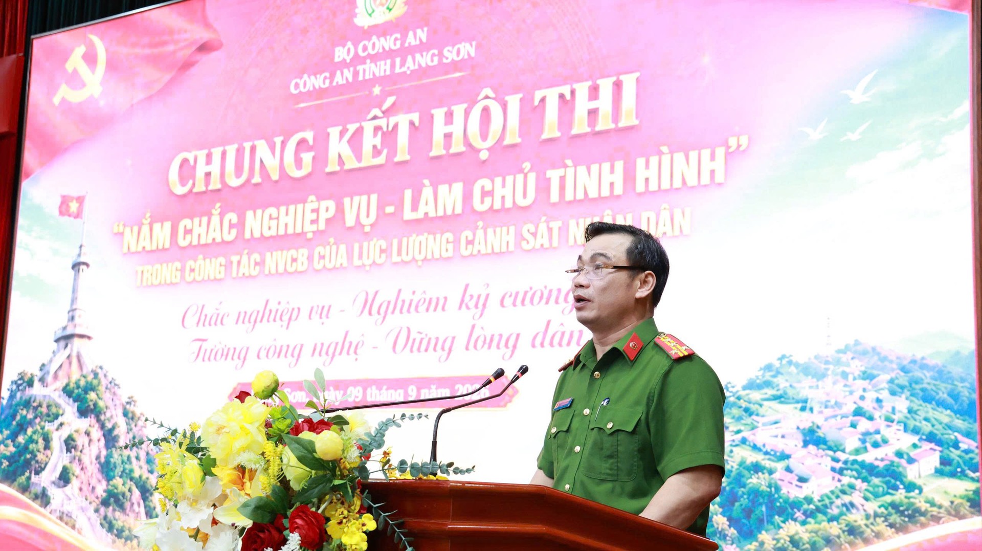 Ảnh 18. Đồng chí Đại tá Nguyễn Quang Huyên, Phó Giám đốc Công an tỉnh, Trưởng ban Tổ chức Hội thi đánh giá, nhận xét tại Hội thi.jpg