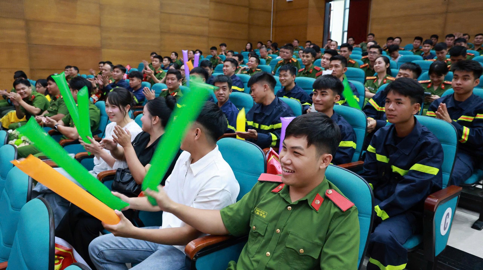 Ảnh 17. Cán bộ chiến sĩ các đơn vị cổ vũ cho các đội thi.jpg