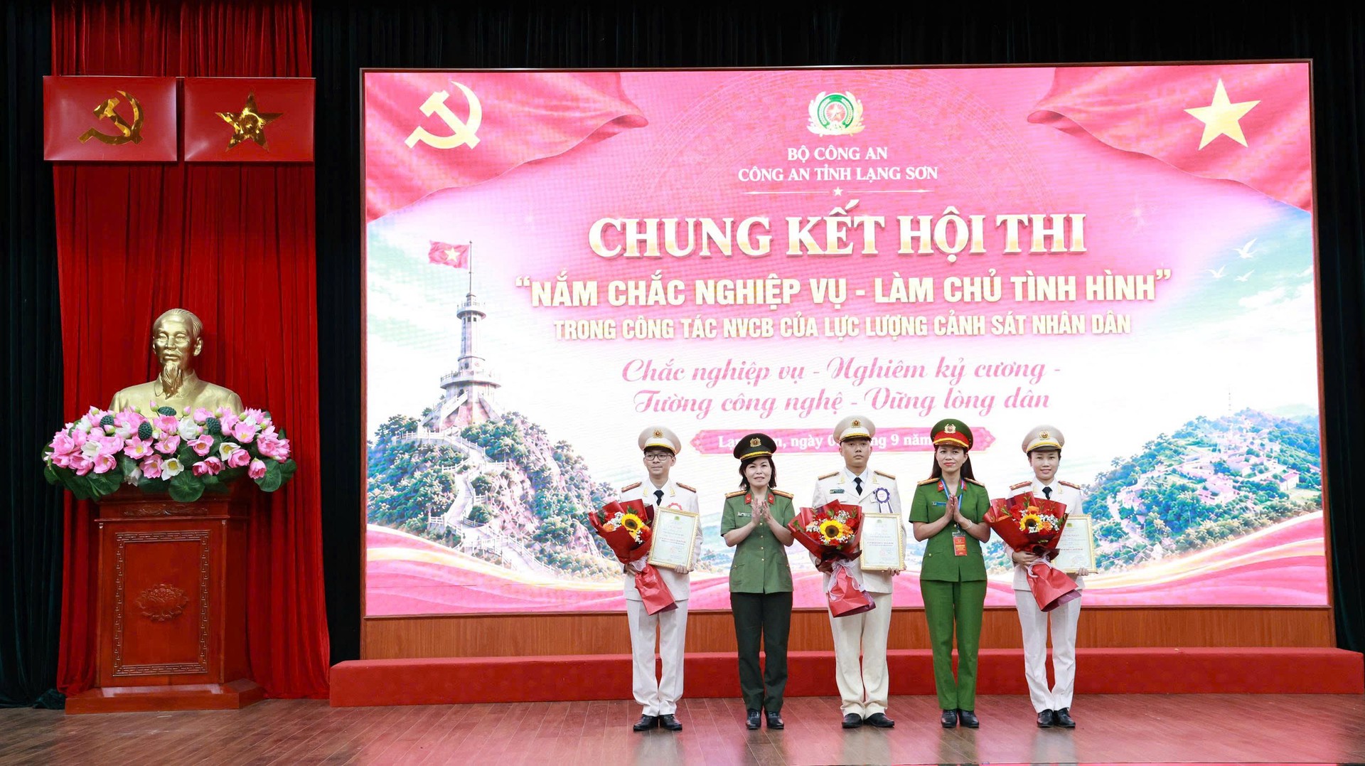Ảnh 22. Lãnh đạo phòng Công tác chính trị, phòng Quản lý hành chính về trật tự xã hội trao Giải chuyên đề cho các thí sinh.jpg