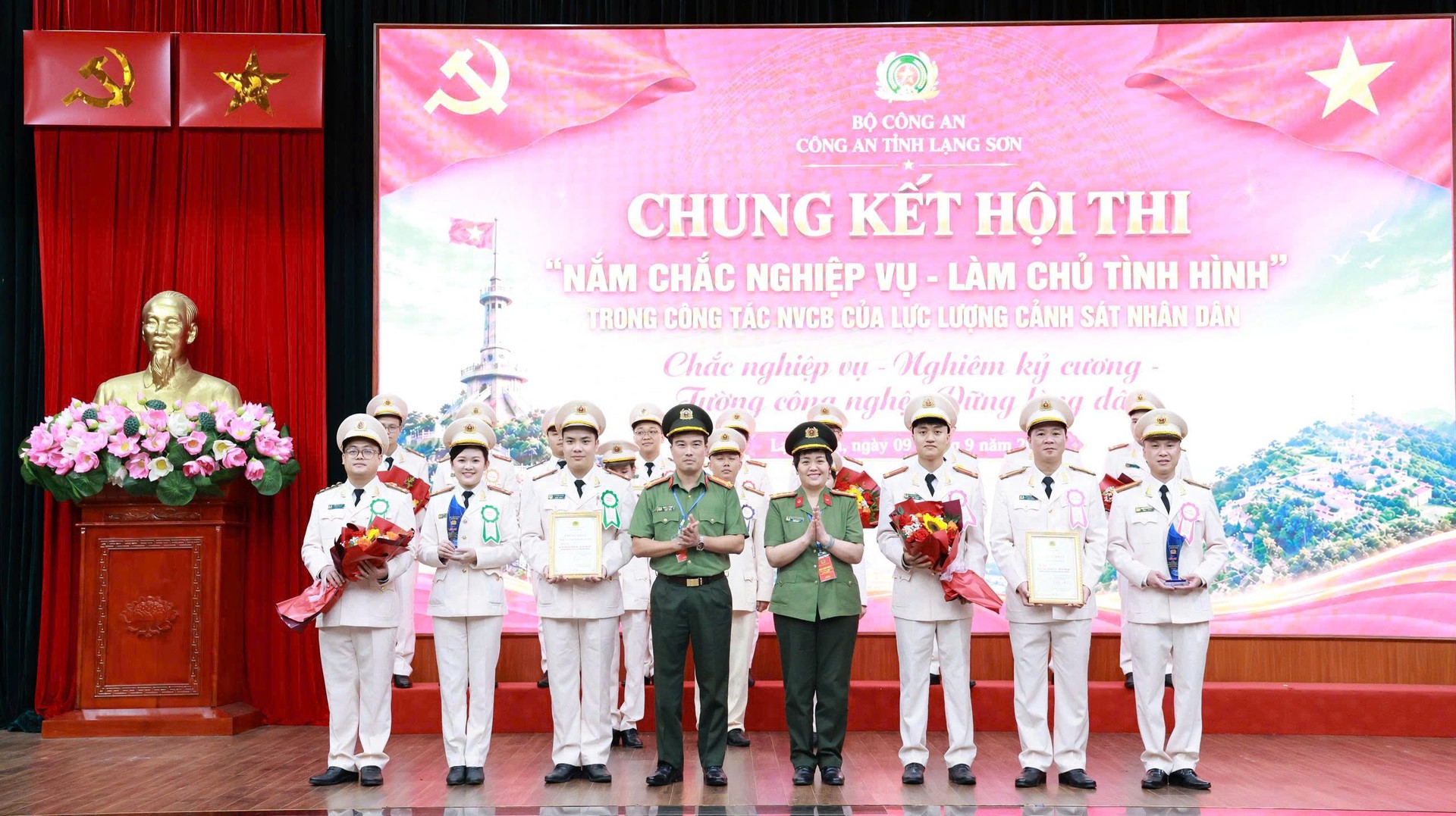 Ảnh 20. Các đồng chí trong Ban Giám khảo trao Giải Nhì cho Đội thi phòng Cảnh sát ma túy, Công an xã Hữu Lũng.jpg