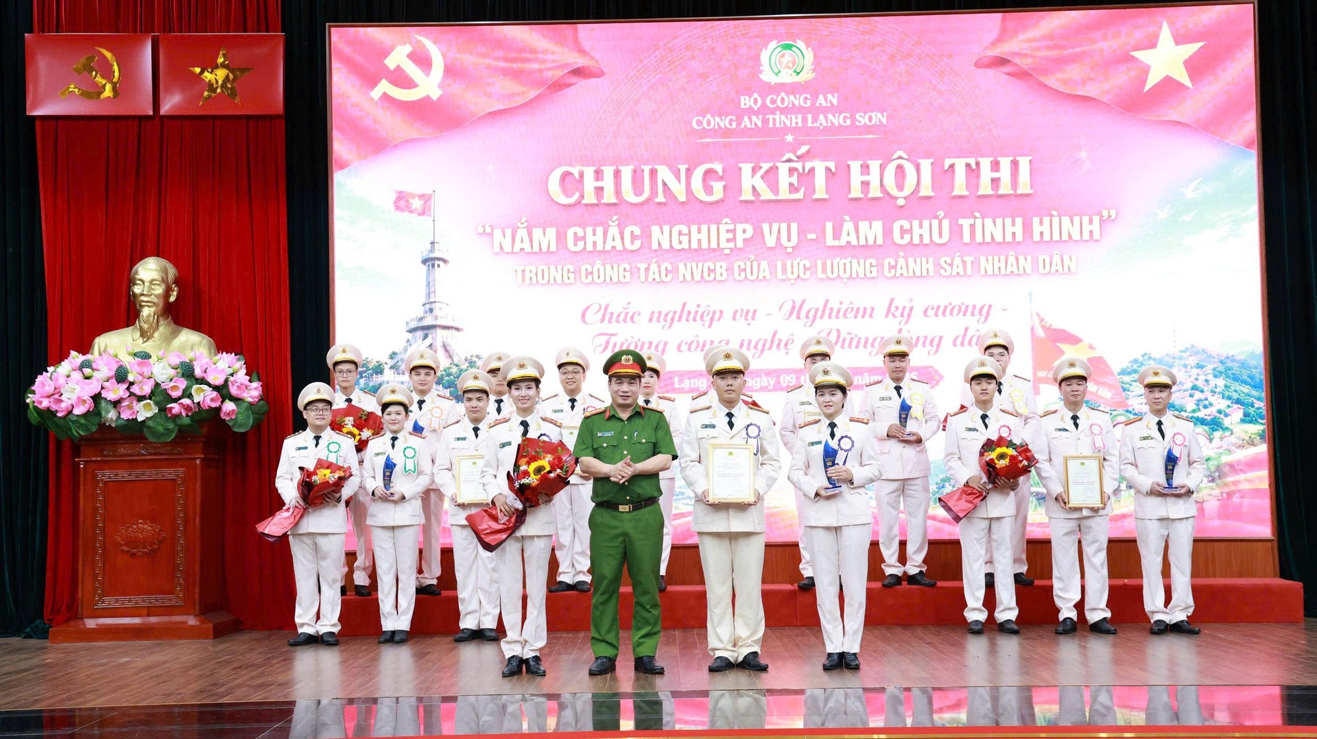 Ảnh 19. Đồng chí Đại tá Nguyễn Quang Huyên, Phó Giám đốc Công an tỉnh, Trưởng ban Tổ chức Hội thi trao Giải Nhất cho Đội thi phòng Cảnh sát phòng cháy chữa cháy và cứu nạn, cứu hộ.jpg