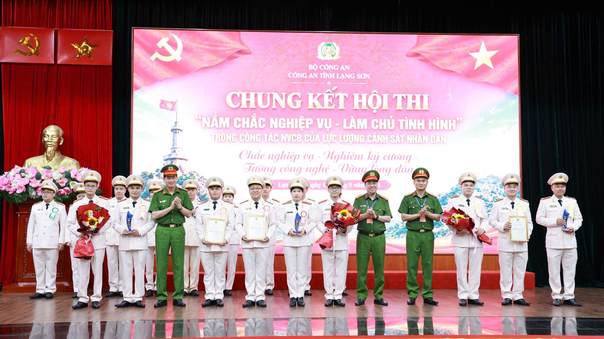 Ảnh 21. Các đồng chí trong Ban Giám khảo trao Giải Ba cho các Đội thi.jpg