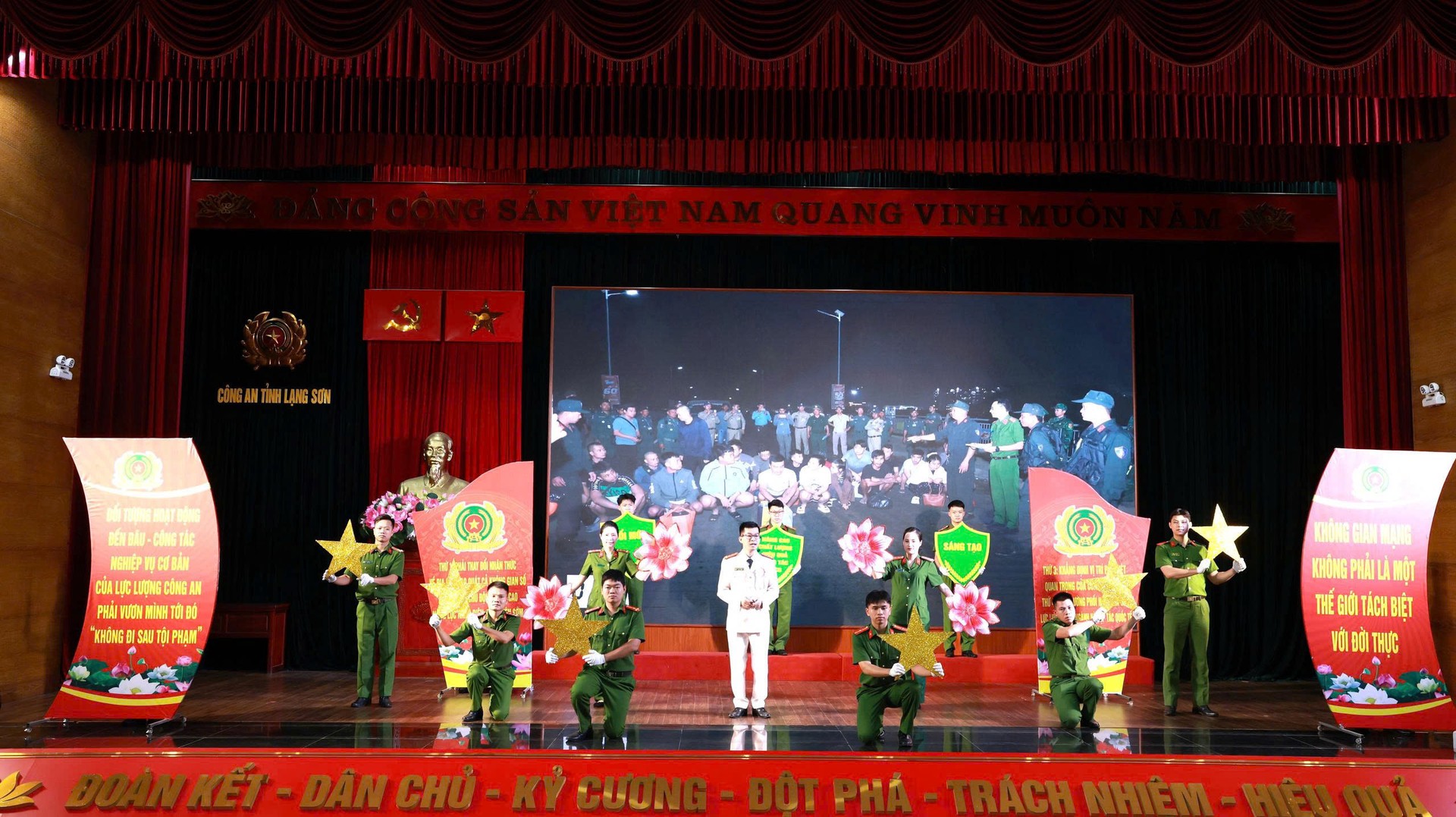 ảNH 16. Phần thi thuyết trình của Đội thi phòng Cảnh sát hình sự.jpg