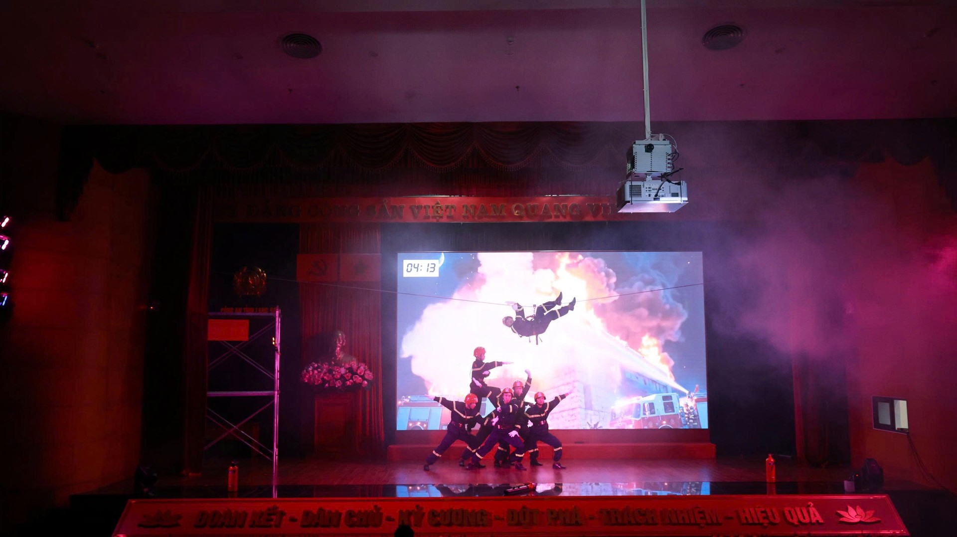 Ảnh 7. Phần thi Chào hỏi xuất sắc tại Hội thi.jpg