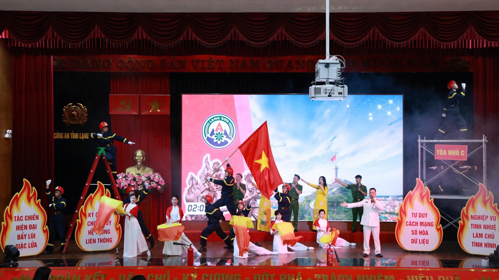 Ảnh 15. Phần thi thuyết trình của Đội thi phòng Cảnh sát phòng cháy, chữa cháy cứu nạn và cứu hộ.jpg