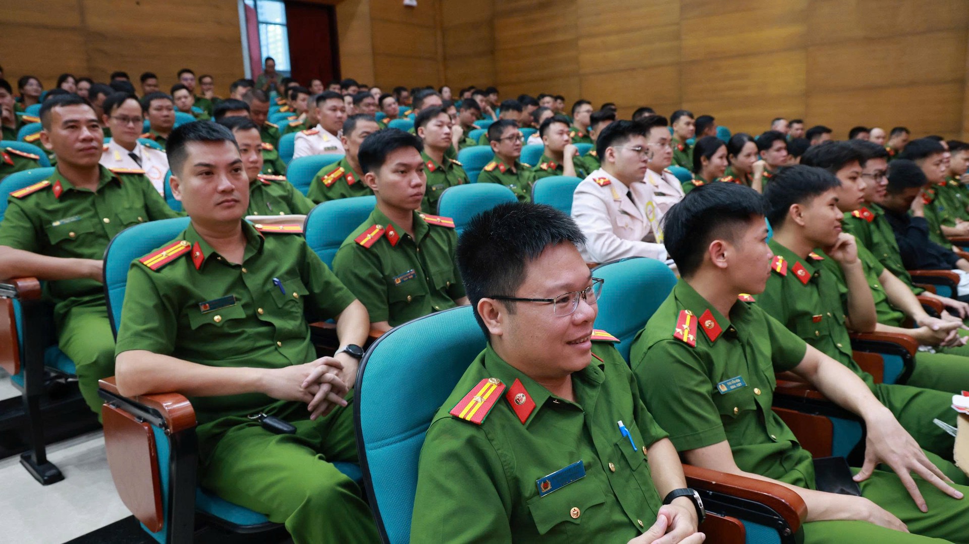 Ảnh 5. Cán bộ, chiến sĩ cổ vũ Hội thi.jpg