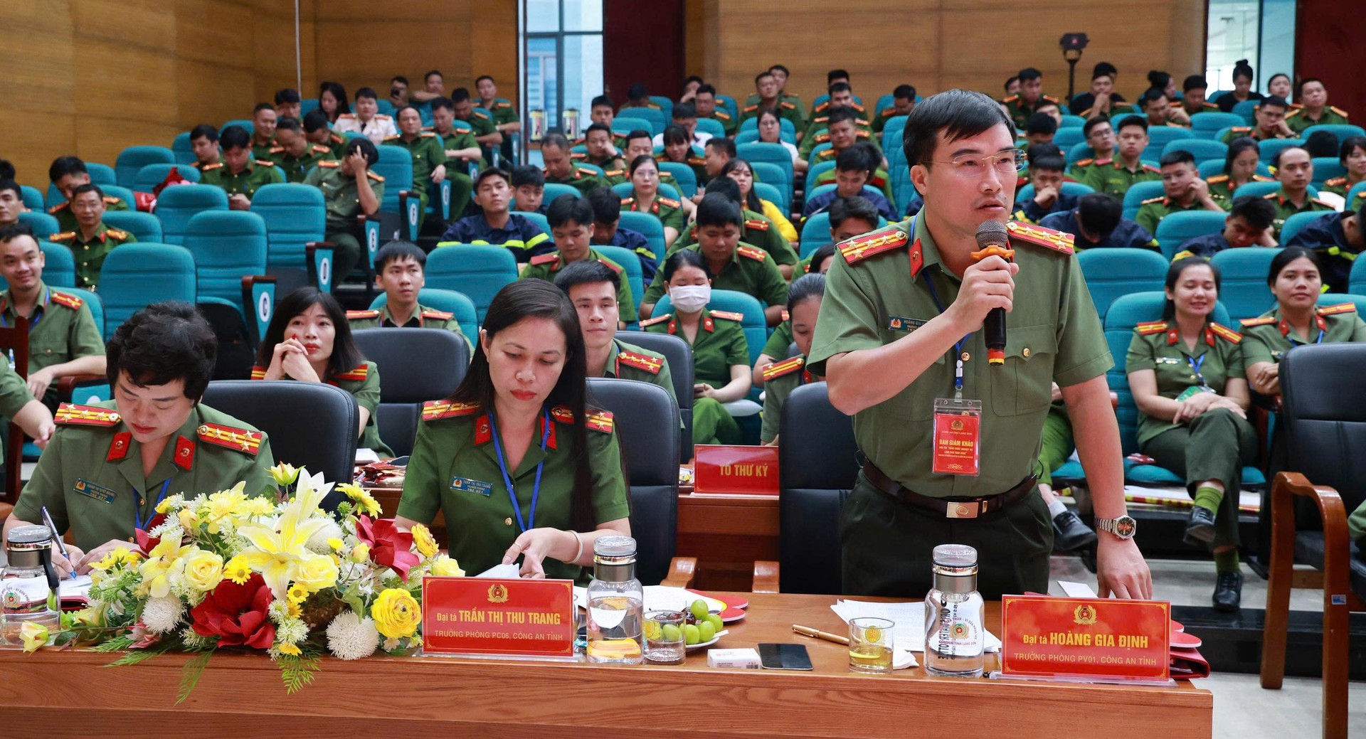 Ảnh 12. Các đồng chí trong Ban Giám khảo đặt câu hỏi cho các đội thi tại phần thi câu hỏi tình huống.jpg
