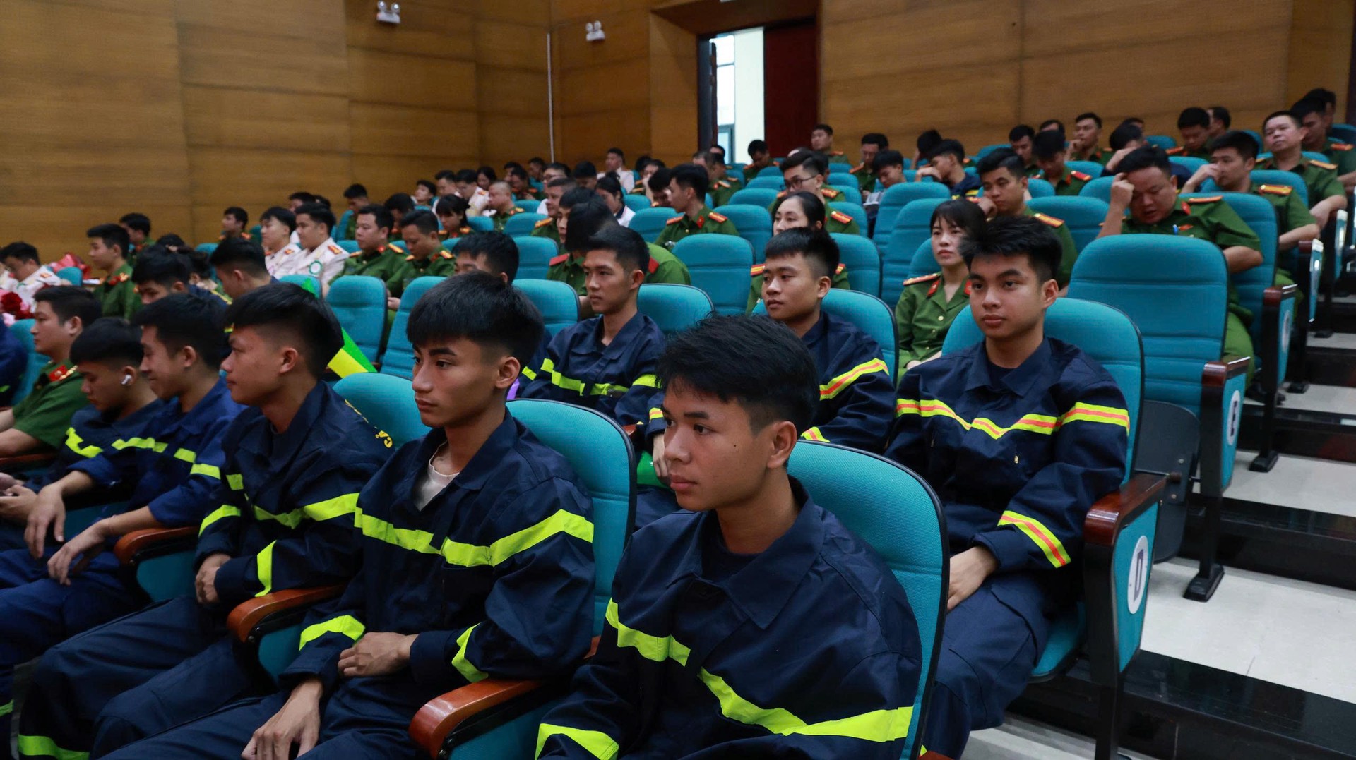 Ảnh 4. Cán bộ, chiến sĩ cổ vũ Hội thi.jpg