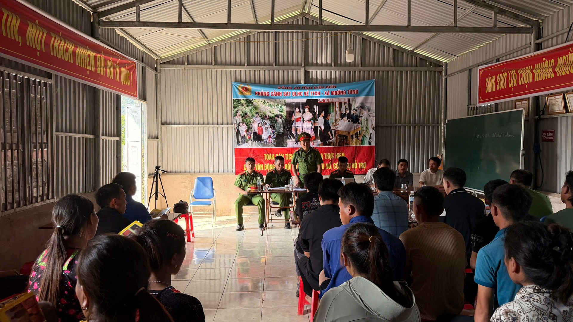 Công an tỉnh Điện Biên phối hợp Công an xã Mường Tùng đã vận động người dân tại bản Ca Dính Nhè.jpg
