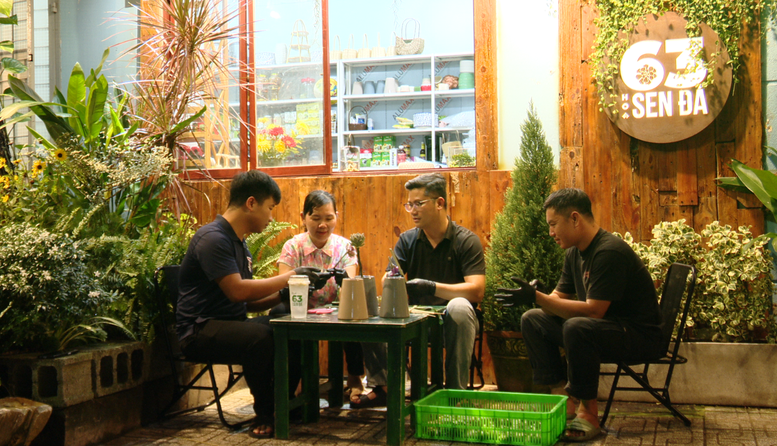 Hinh cam hoa Thuy Pho.png