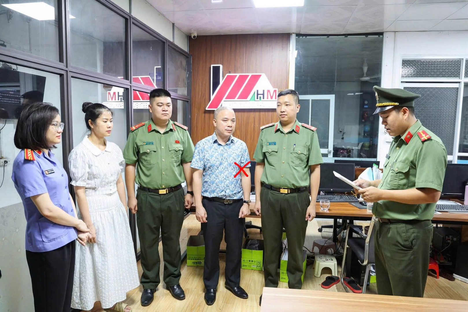 Cơ quan Công an tiến hành khám xét khẩn cấp nơi làm việc của Nguyễn Văn Hiếu, Giám đốc Công ty TNHH Đầu tư HM Việt Nam.jpg