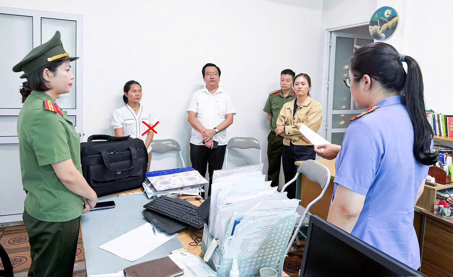 Cơ quan Công an tiến hành khám xét khẩn cấp nơi làm việc của Nguyễn Thị Hương, Kế toán Công ty cổ phần đầu tư xây dựng Duy Mạnh.jpg