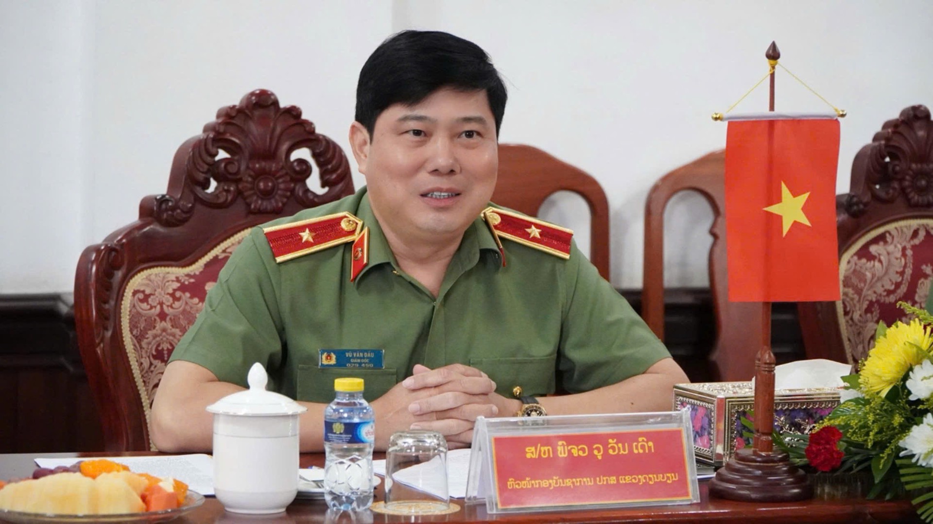 Thiếu tướng Vũ Văn Đấu, UVBTVTU, Giám đốc Công an tỉnh dự Hội đàm thường niên với Công an tỉnh Luông Pha Băng.jpg