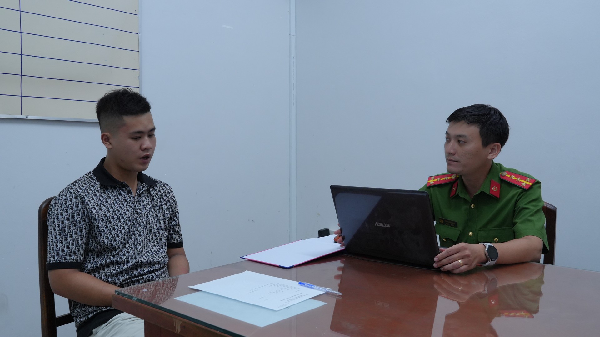 Cán bộ Công an làm việc với đối tượng Hồ Quốc Thái. Ảnh Duy Phương.JPG
