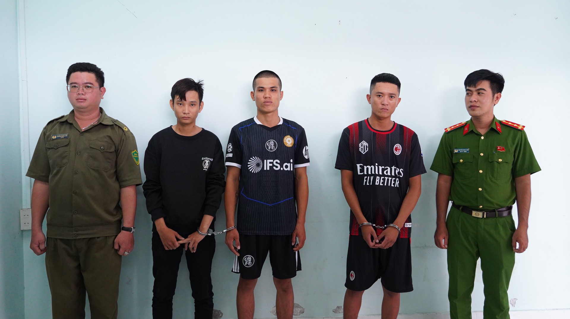 03 đối tượng trộm cắp xe mô tô tại xã Tân Đông. Ảnh Duy Phương.JPG
