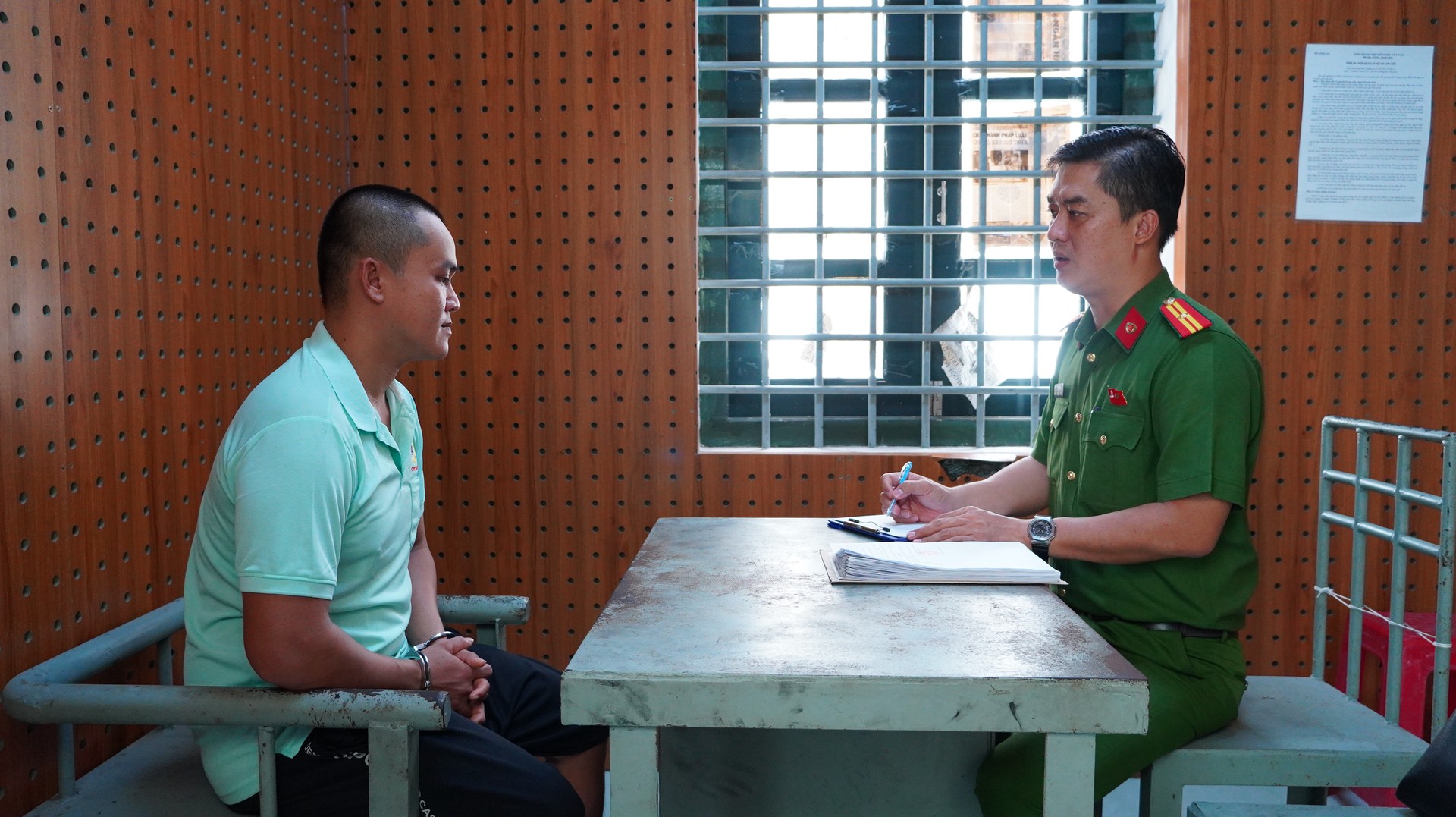Công an phường Cai Lậy làm việc đối tượng Trần Phước Lộc. Ảnh Duy Phương.JPG