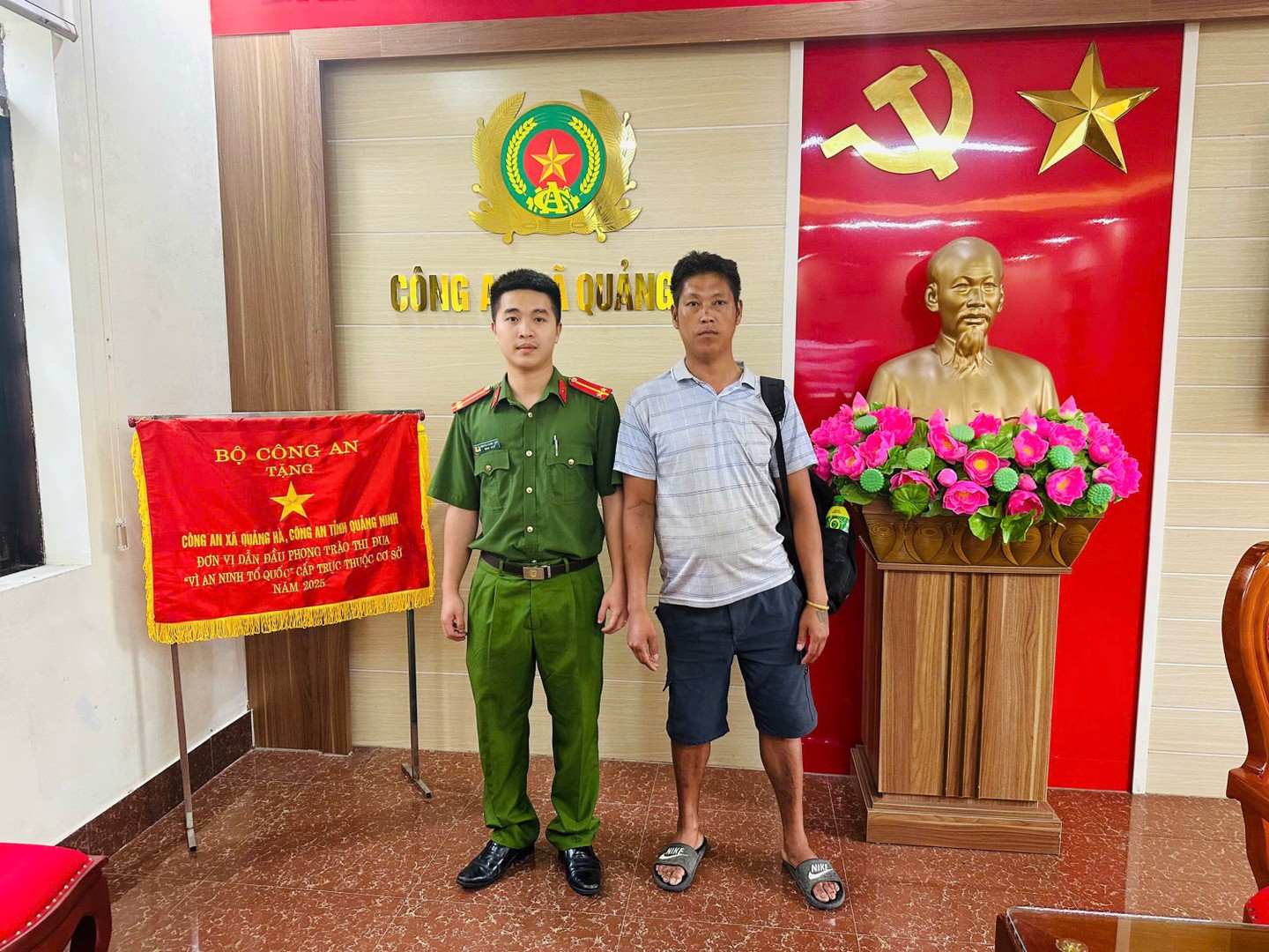 anh-cong-an-xa-quang-ha-ho-tro-anh-sung-ve-voi-gia-dinh-2.jpg