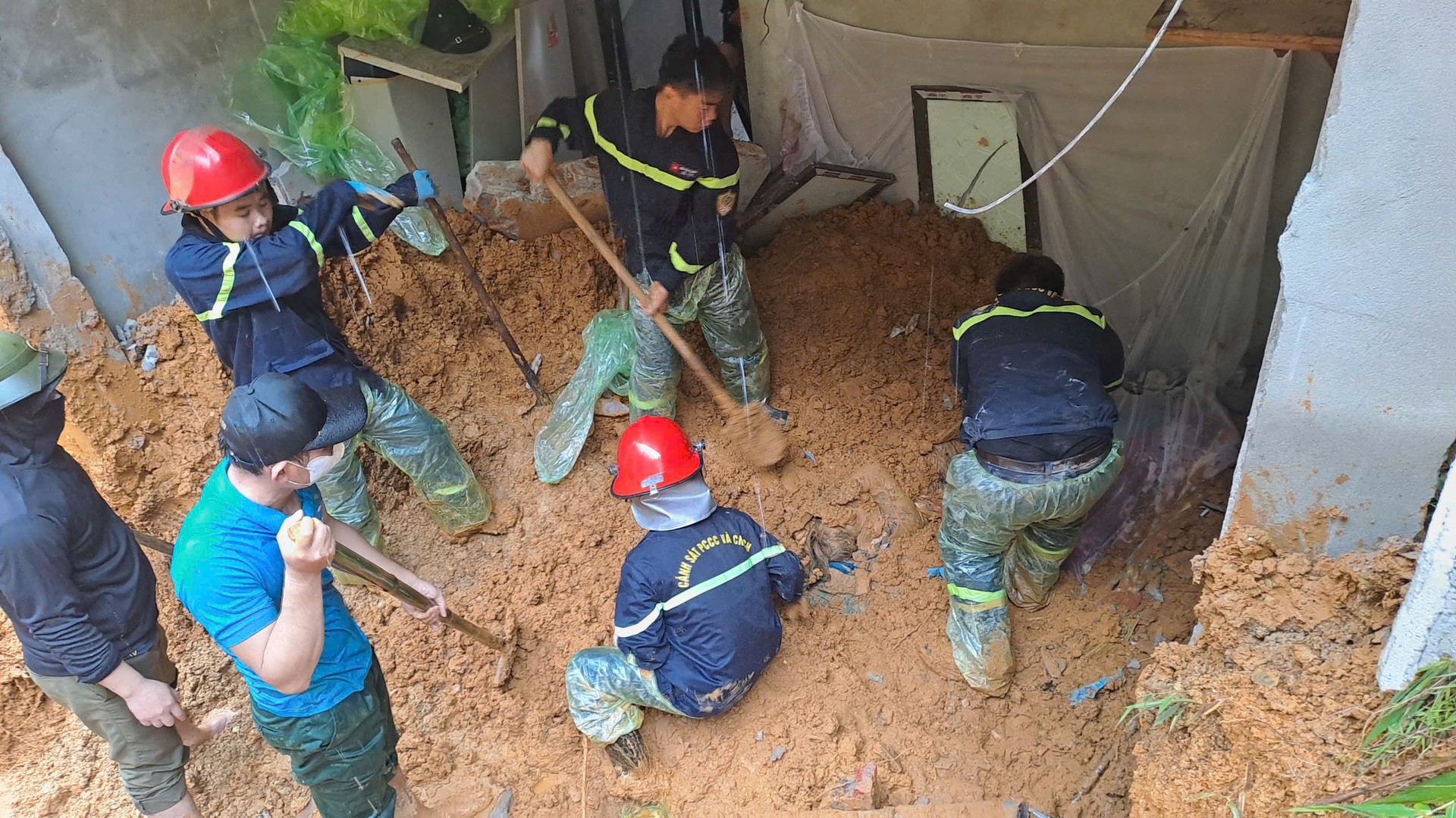 Lực lượng Cảnh sát PCCC&CNCH Công an tỉnh, Công an xã Đà Bắc khẩn trương tìm kiếm nạn nhân trong khu vực bị vùi lấp.jpg