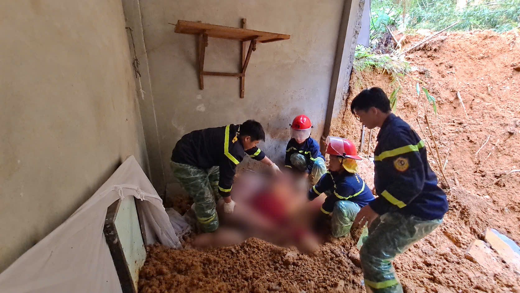 Lực lượng chức năng tìm thấy 03 nạn nhân đã tử vong trong vụ sạt lở.jpg