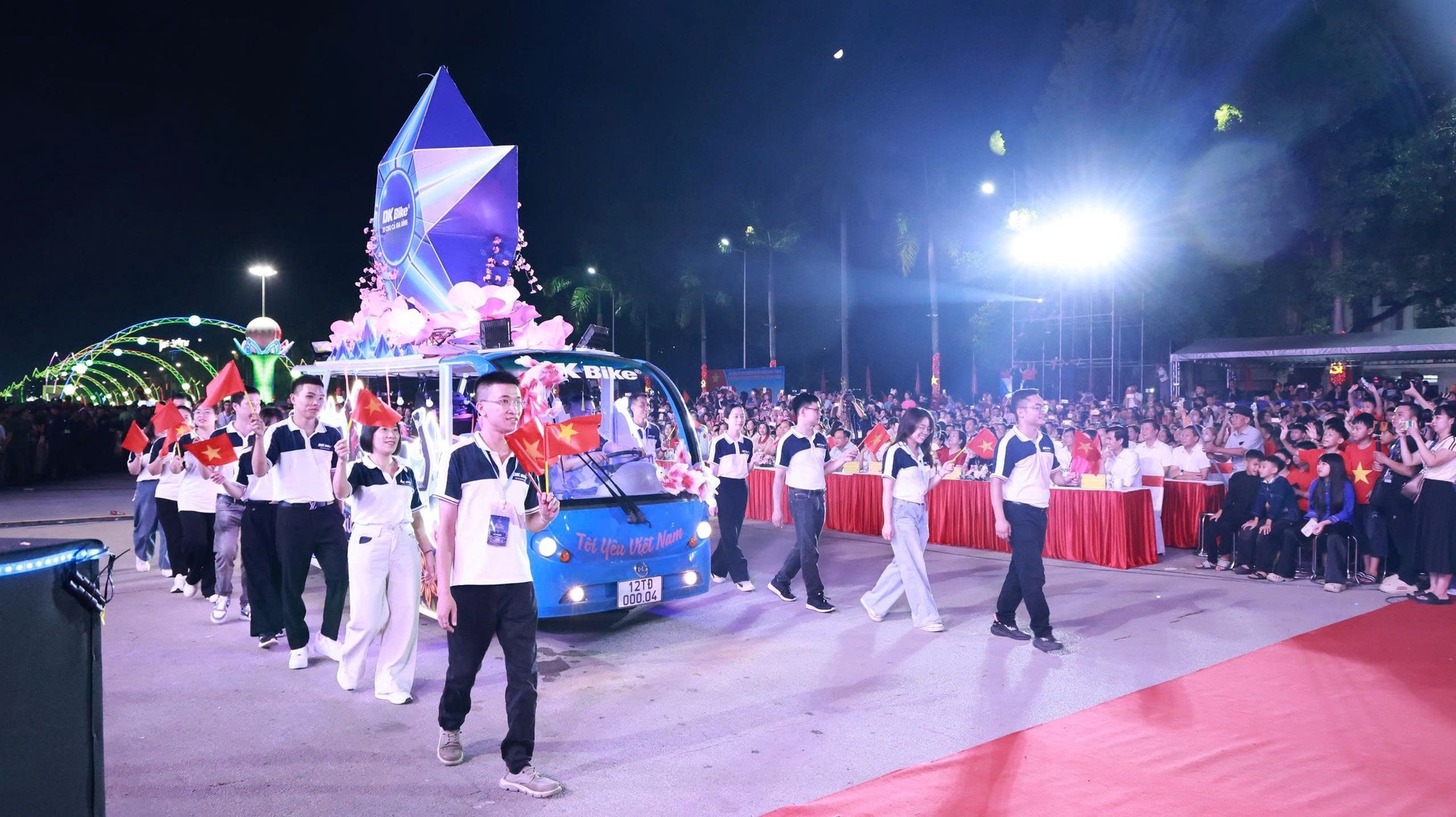 Ảnh 14. Màn chiến hành mô hình đèn lồng tại Lễ hội.jpg