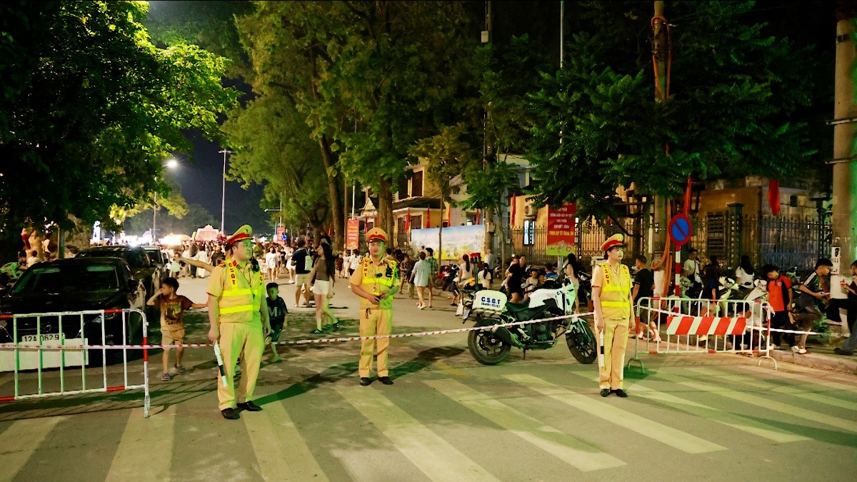 Ảnh 11. Lực lượng Cảnh sát giao thông an tỉnh lập chốt, đảm bảo trật tự, an toàn giao thông tại các tuyến đường đau vào khu vực đường Hùng Vương, phường Lương Văn Tri.jpg