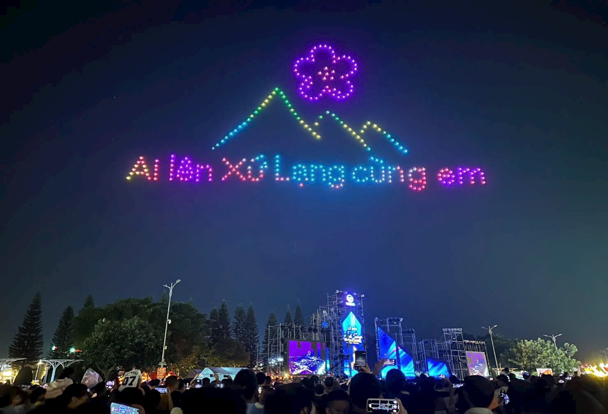 Ảnh 9. Màn hình trình diễn thiết bị bay (Drone Light Show) trong chương trình Lễ hội.jpg