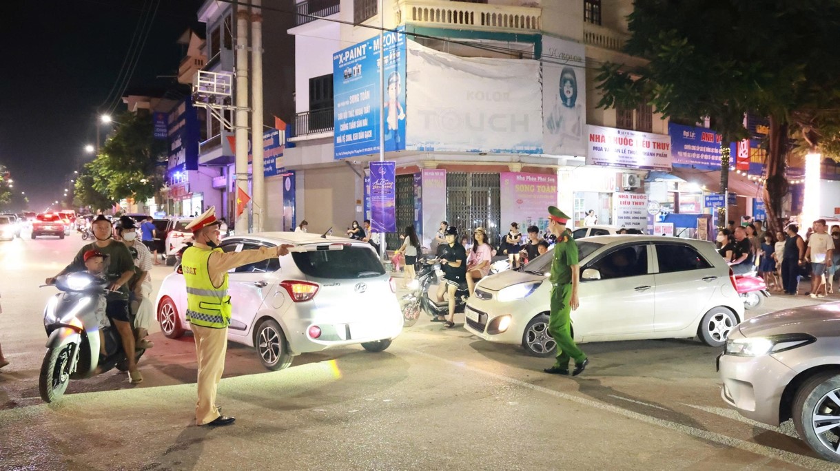 Ảnh 1. Lực lượng Cảnh sát giao thông phối hợp với Công an phường điều tiết phương tiện tiện lợi từ xa, tránh ùn tắc giao thông.jpg