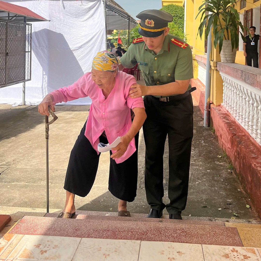 Cán bộ Công an hỗ trợ ng dân di chuyển 3.jpg