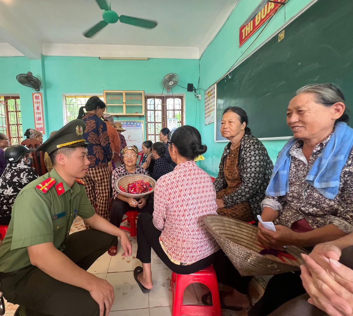 Cán bộ Công an trò chuyện, hỏi thăm sức khỏe người dân.jpg