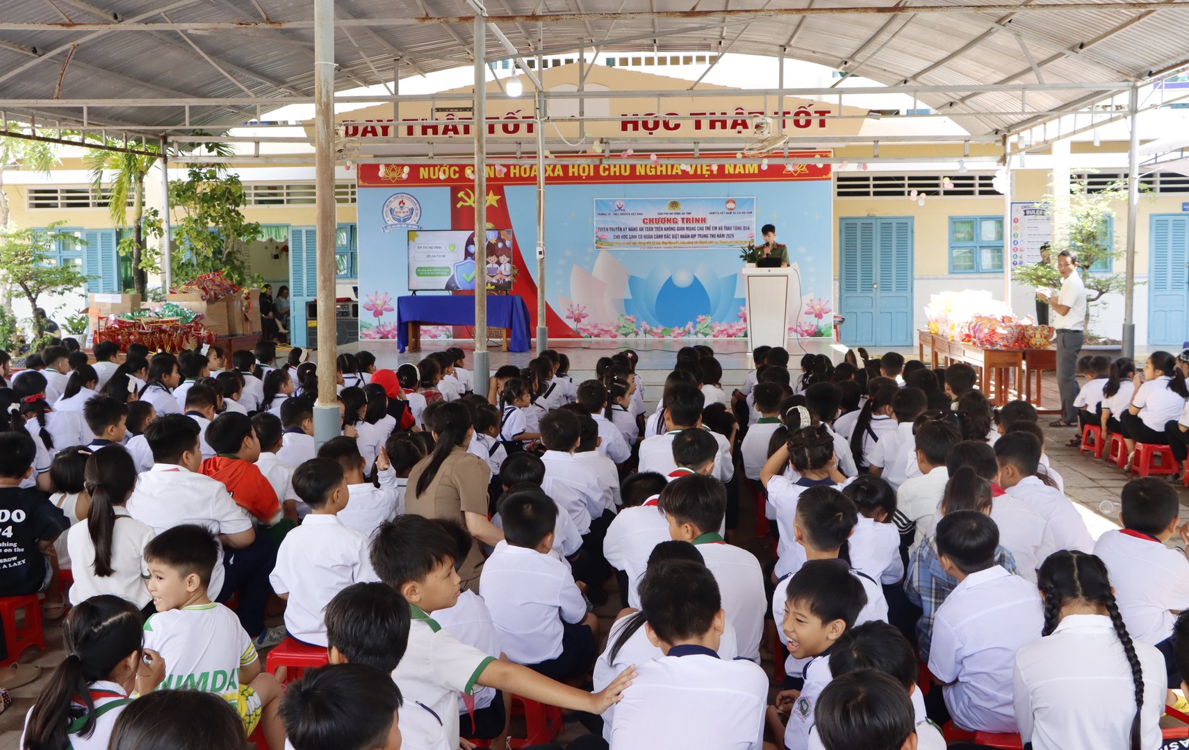 Hơn 400 em học sinh Trường Tiểu học và THCS Nguyễn Việt Khái tham gia chương trình.JPG