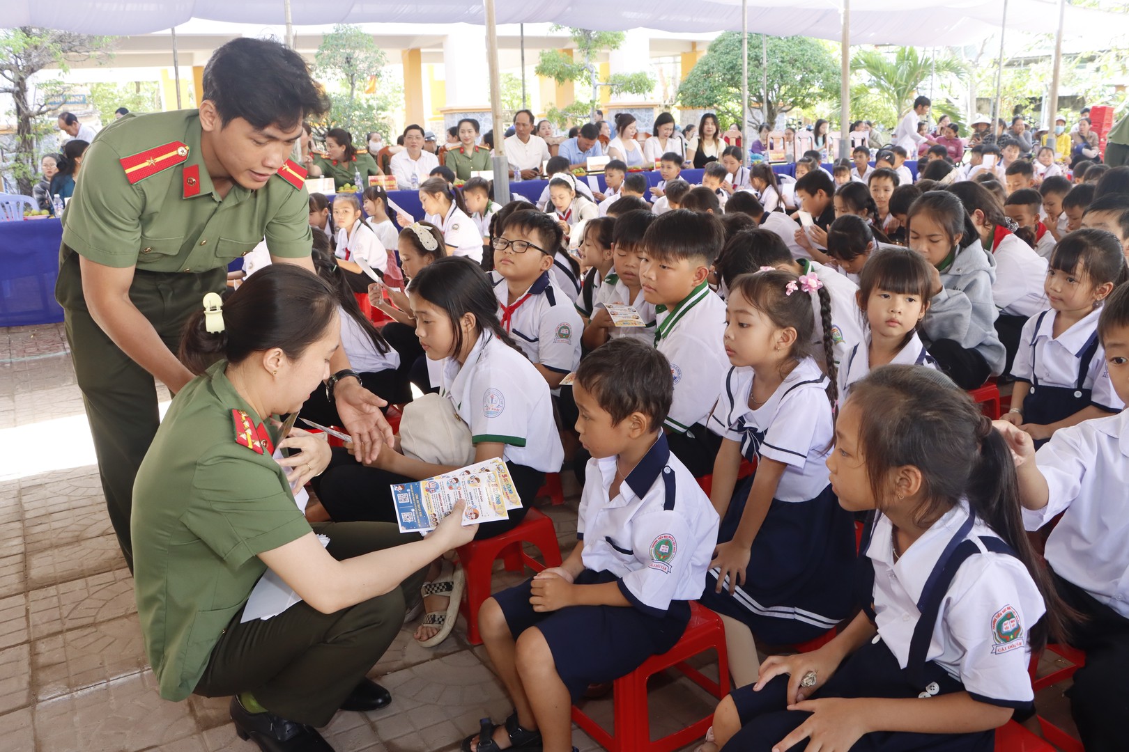 Các tờ rơi về thông điệp&nbsp;“5 KHÔNG để an toàn trên mạng” được cán bộ hướng dẫn rất nhiệt tình cho các em học sinh.JPG