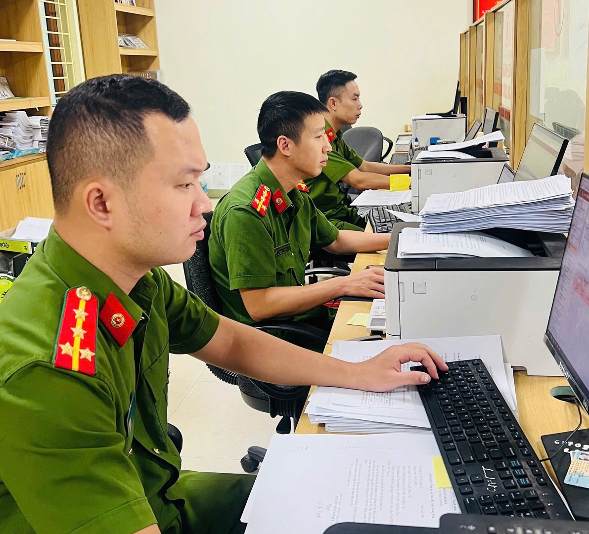 Ảnh Công an xã thực hiện số hóa (1).jpg