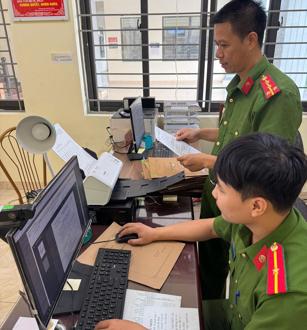Ảnh Công an xã thực hiện số hóa (2).jpg