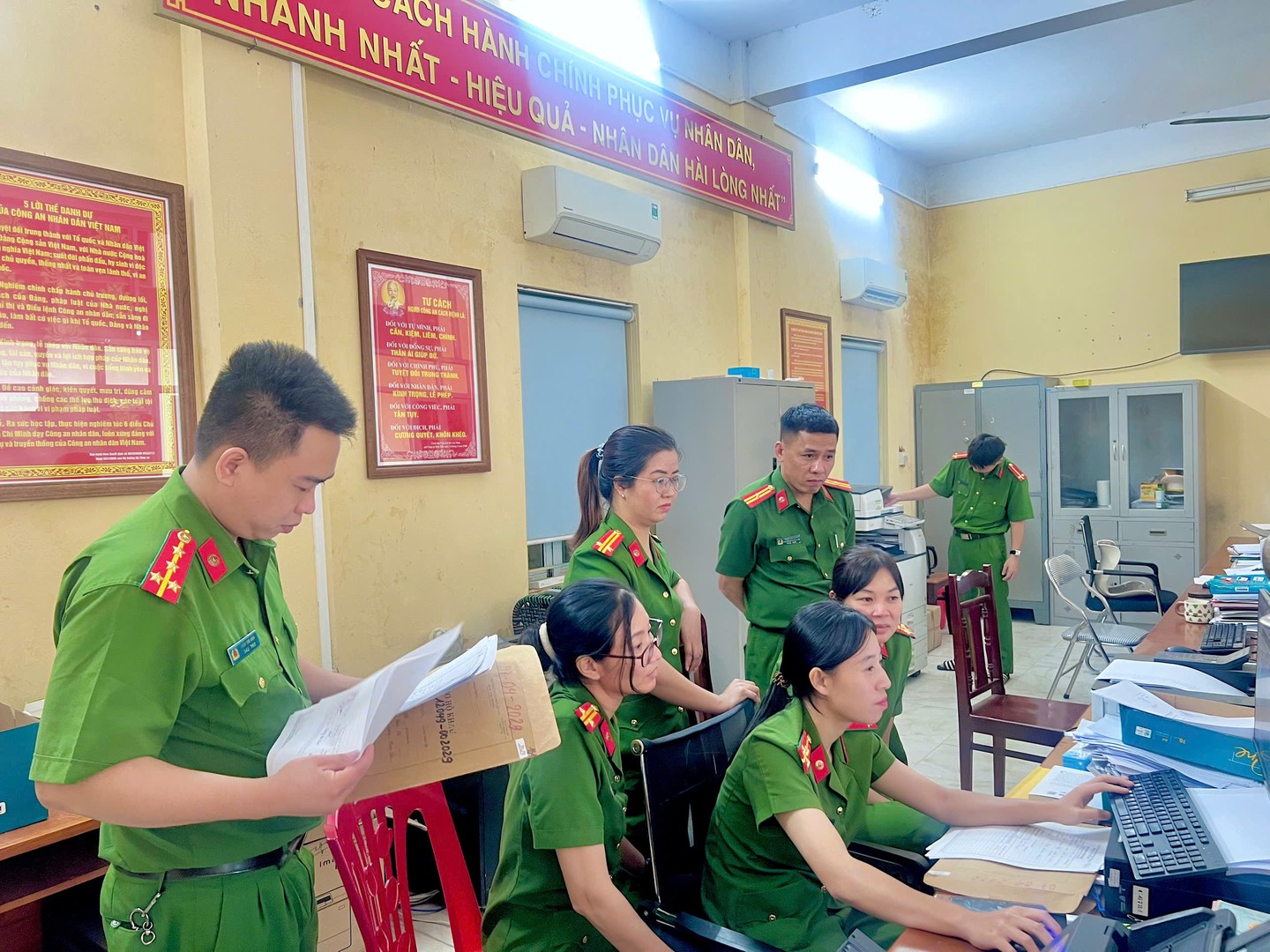 PC06 hướng dẫn Công an xã thực hiện công tác số hóa.jpg