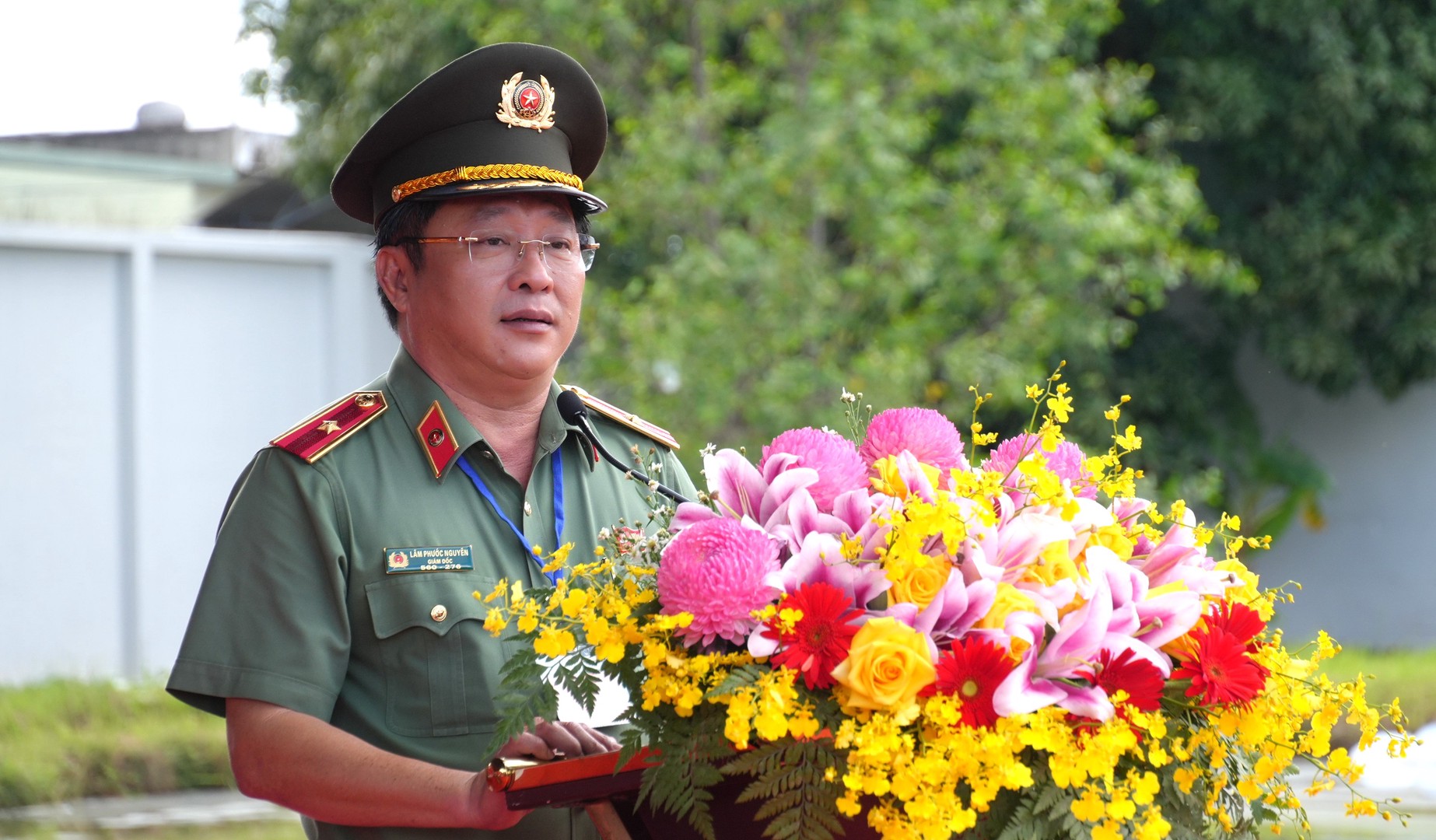 Thiếu tướng Lâm Phước Nguyên, Giám đốc Công an tỉnh Đồng Tháp chỉ đạo tại diễn tập. Ảnh Trọng Tín.JPG