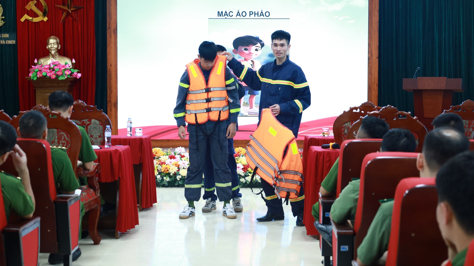 Ảnh 5. Cán bộ huấn luyện hướng dẫn kỹ thuật sử dụng áo phao, phao tròn cứu sinh.JPG