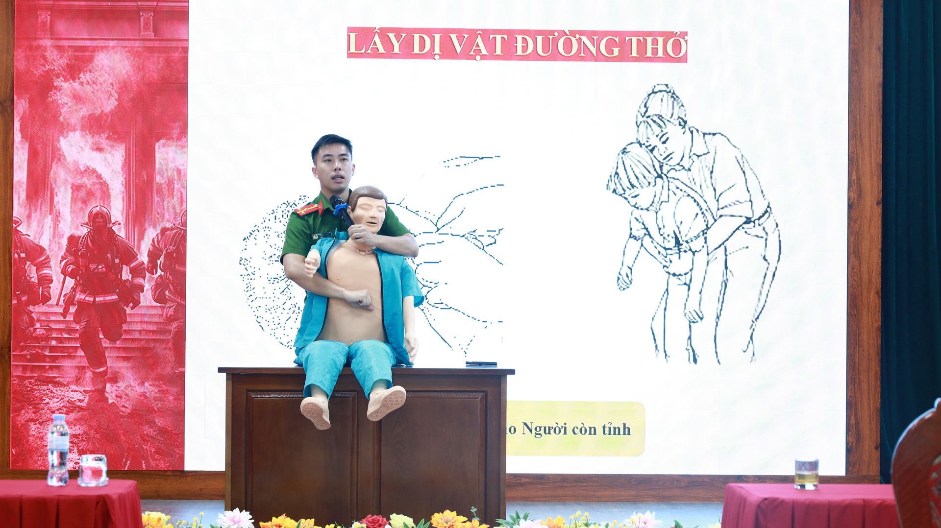 Ảnh 6. Cán bộ huấn luyện truyền đạt nội dung lý thuyết về kỹ năng cứu hộ, cứu nạn dưới nước cho các học viên.JPG