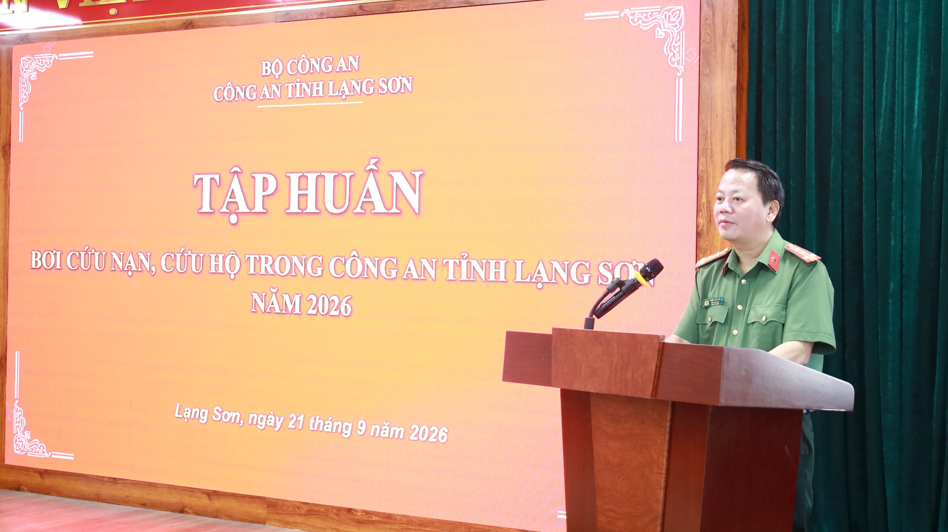 Ảnh 2. Đồng chí Đại tá Triệu Tuấn Hải, Phó Giám đốc Công an tỉnh phát biểu khai mạc lớp tập huấn.JPG