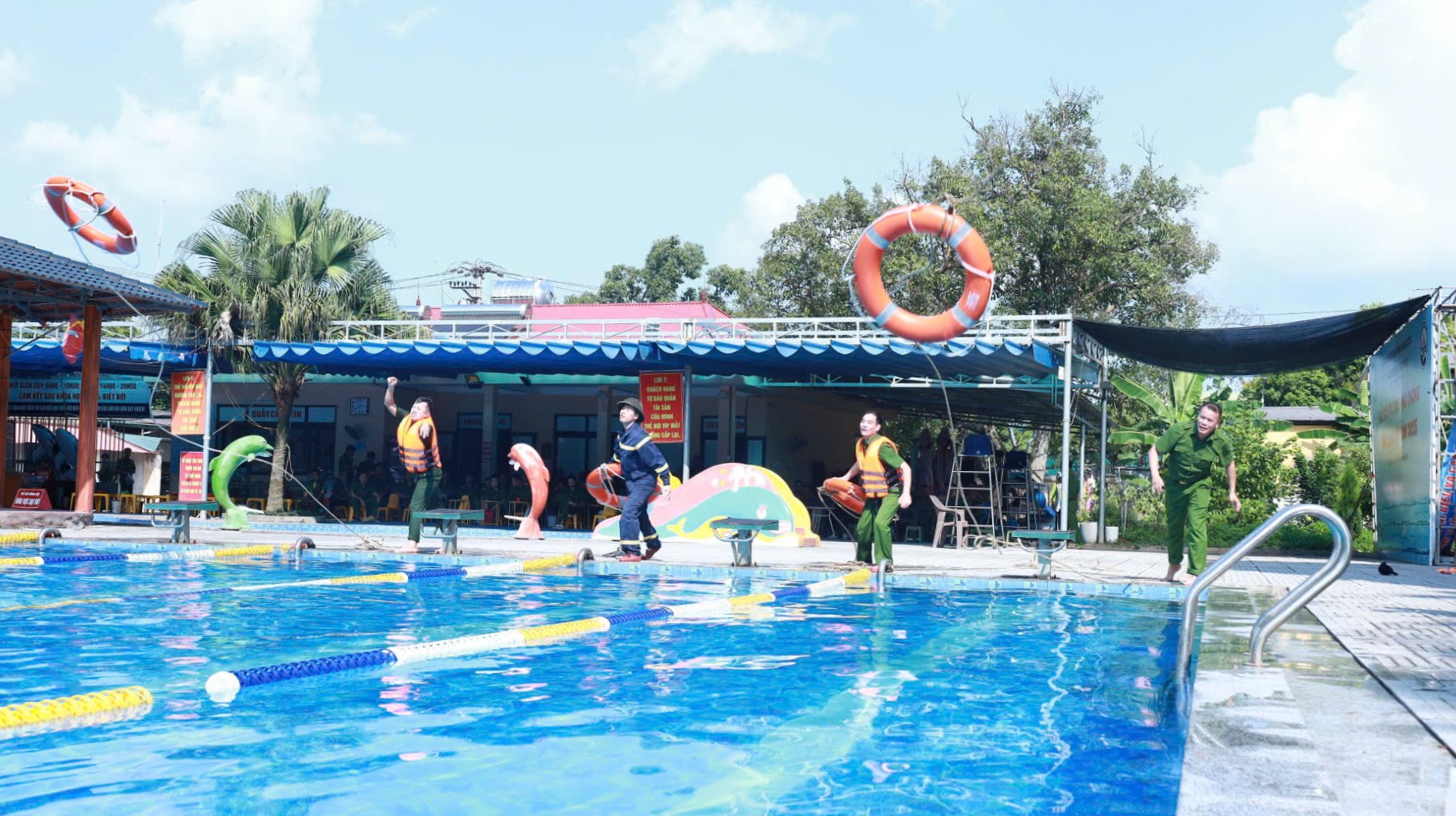 Ảnh 9. Học viên thực hành sử dụng phao cứu sinh trong tình huống giả định cứu người bị đuối nước.jpg