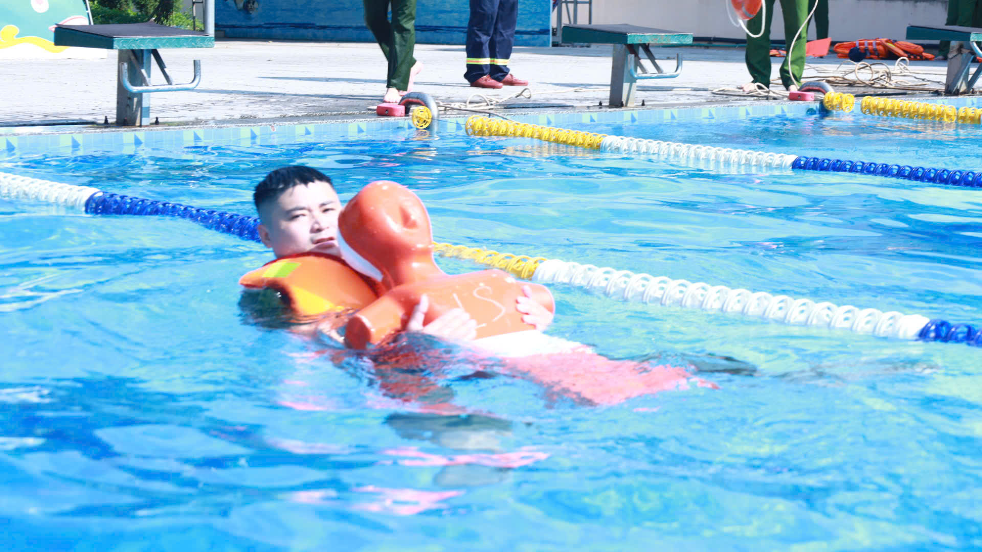 Ảnh 8. Các học viên thực hành kỹ thuật bơi cứu nạn, tiếp cận và đưa người bị đuối nước vào bờ.jpg