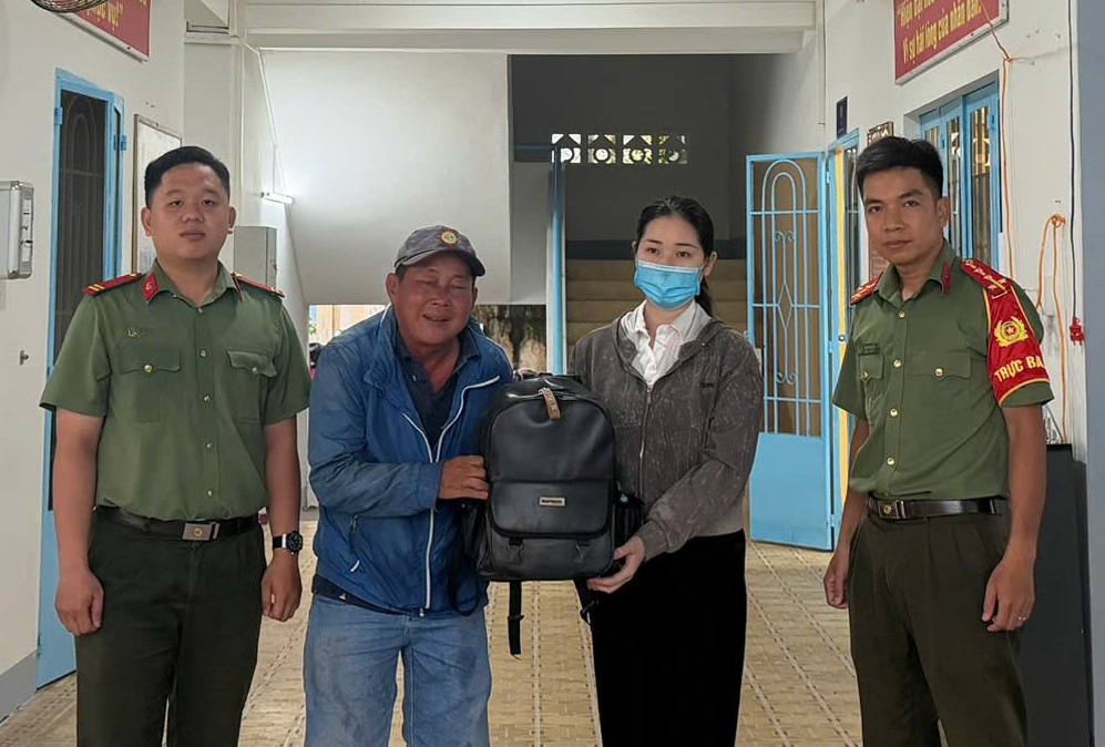 HÌNH ẢNH TRAO TRẢ LẠI CHO NGƯỜI ĐÁNH RƠI.jpg