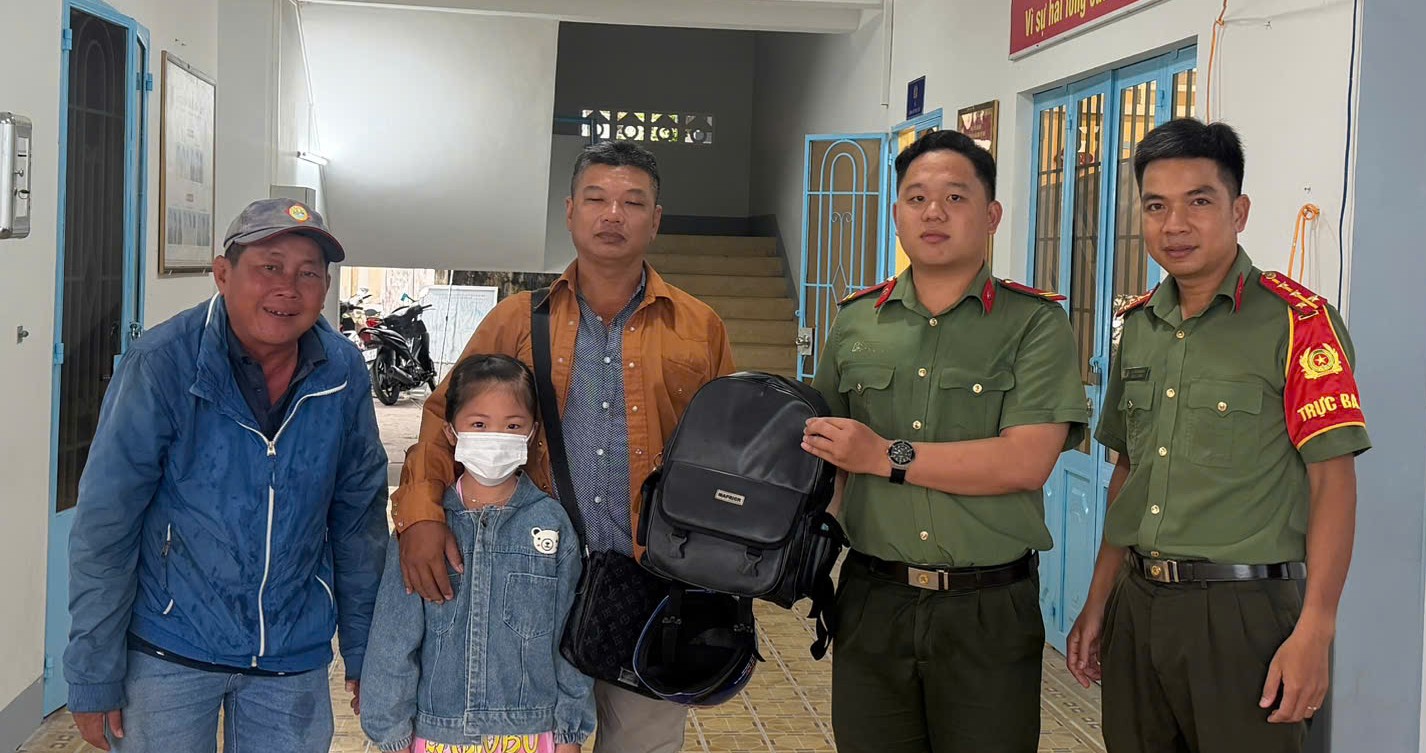 02 CÔNG DÂN ĐẾN GIAO LẠI BA LÔ NHẶT ĐƯỢC.jpg
