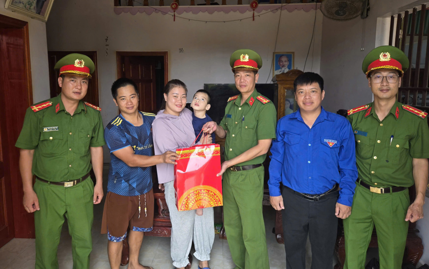 chi-doan-cong-an-xa-vinh-thuc-tang-qua-cac-chau-tre-em-khuyet-tat-tren-dia-ban-nhan-dip-tet-trung-thu-nam-2026.jpg