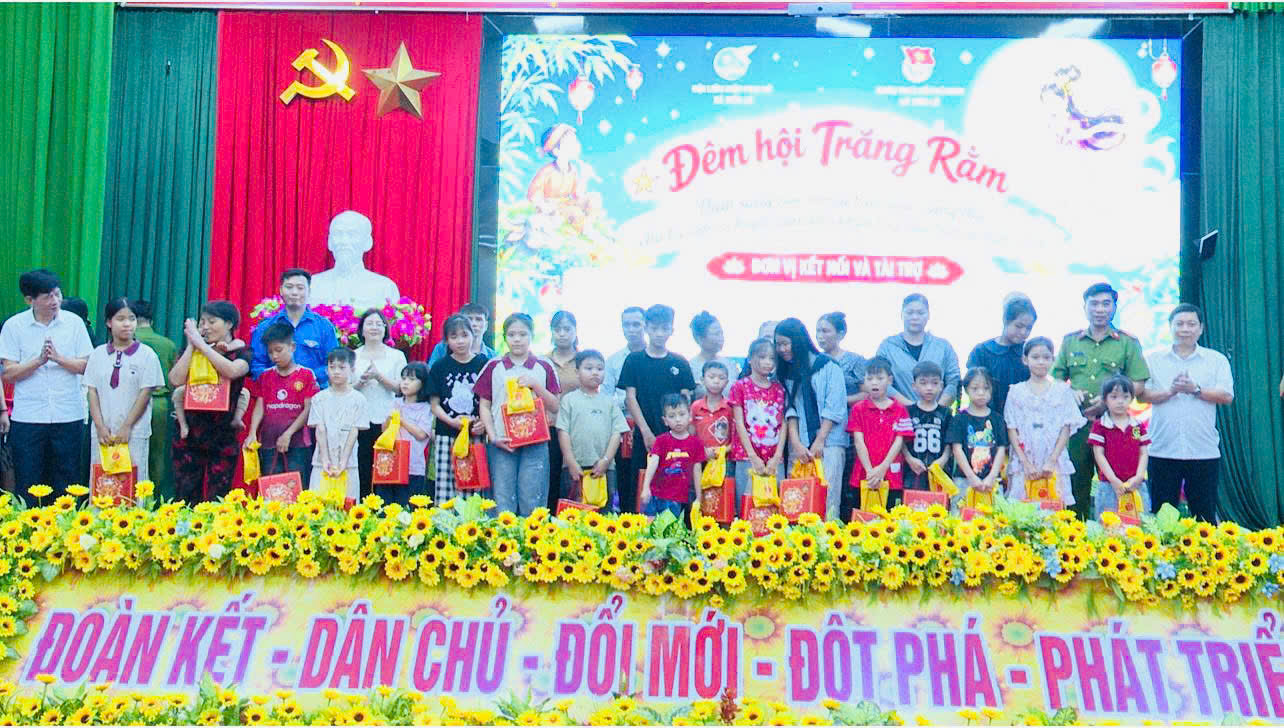 Đại biểu, CBCS Phân trại tạm giam Lập thạch trao quà cho các em nhỏ tại Chương t__a7d3305a2d.jpg